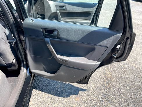 Used 2010 Ford Focus SE image 28