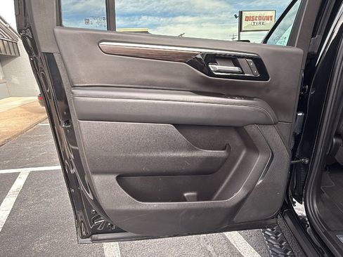 Used 2025 Chevrolet Suburban Z71 image 11