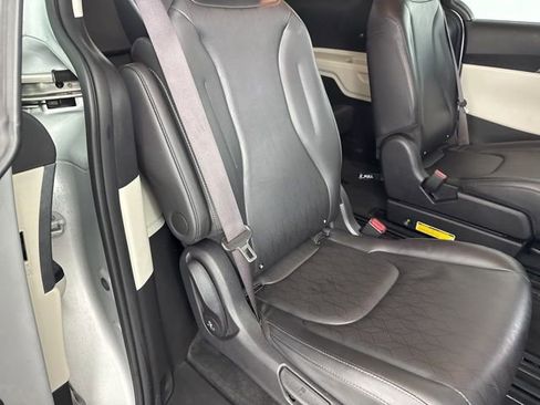 Used 2023 Kia Carnival LX image 27