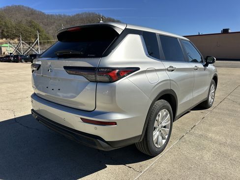 New 2026 Mitsubishi Outlander ES image 2