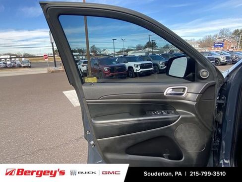 Used 2017 Jeep Grand Cherokee Altitude image 24