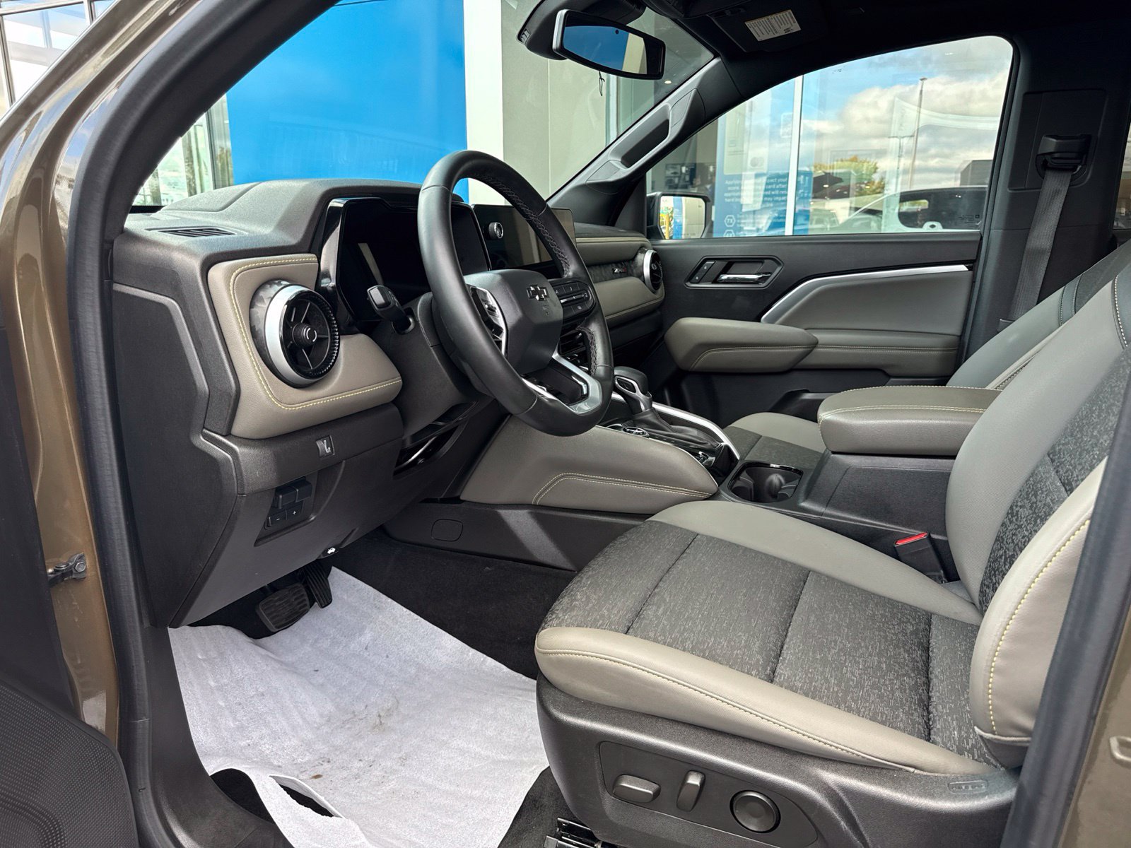 Used 2024 Chevrolet Colorado ZR2 w/ Safety Package AWD/4WD image 18