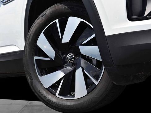 Used 2025 Volkswagen Atlas Cross Sport SE w/ Panoramic Sunroof Package FWD image 3