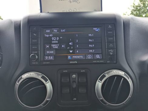 Used 2018 Jeep Wrangler Unlimited Sahara w/ Connectivity Group AWD/4WD image 17