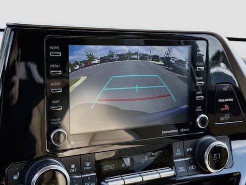 Used 2022 Toyota Highlander XLE FWD image 16