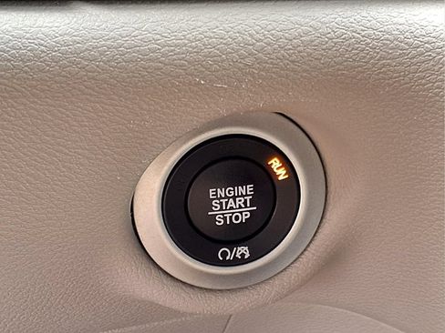 Used 2023 Chrysler Pacifica Touring-L FWD image 14