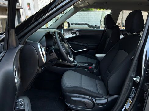 Used 2025 Kia Soul LX w/ LX Technology Package FWD image 10