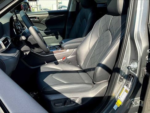 Certified 2025 Toyota Highlander Platinum AWD/4WD image 9