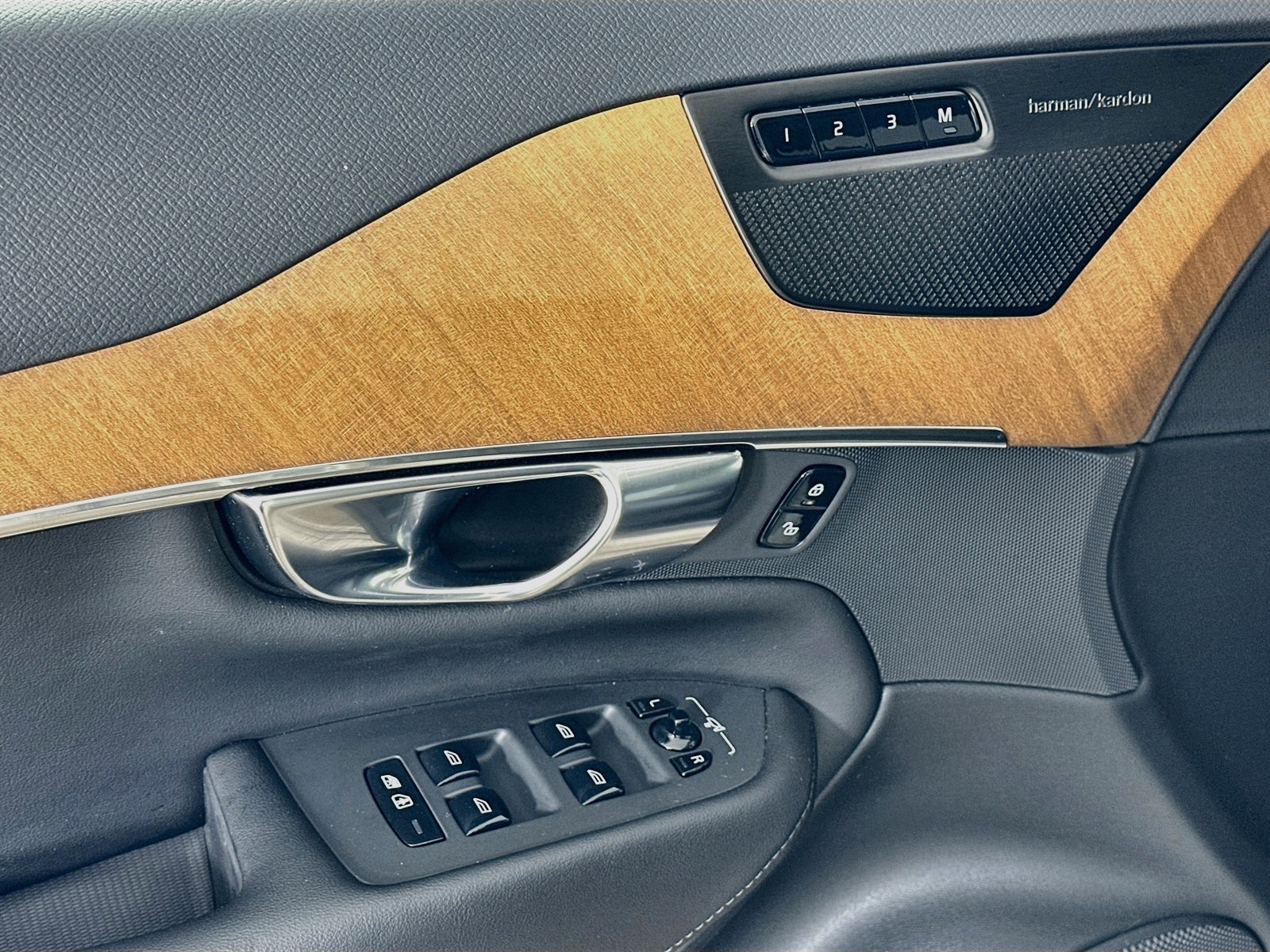 Used 2025 Volvo XC90 B6 Plus w/ Protection Package Premier AWD/4WD image 17