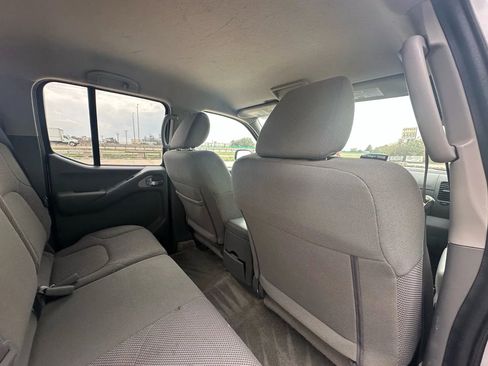 Used 2018 Nissan Frontier SV image 16