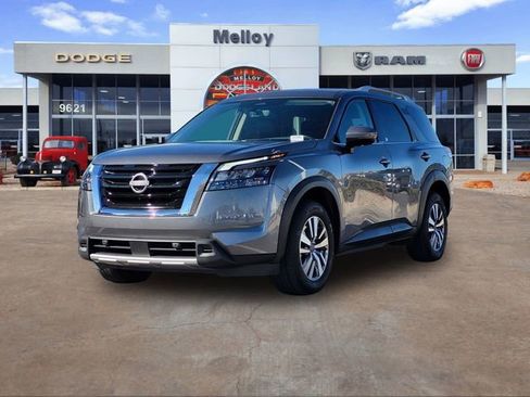 Used 2025 Nissan Pathfinder SL image 2
