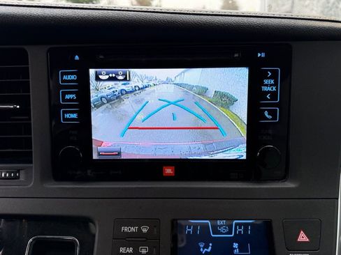 Used 2017 Toyota Sienna Limited Premium image 31