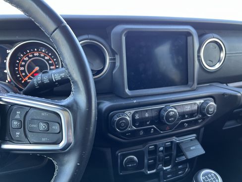 Used 2020 Jeep Wrangler Unlimited Sahara image 23