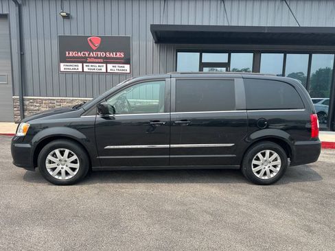 Used 2014 Chrysler Town & Country Touring FWD image 2