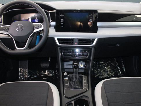 New 2025 Volkswagen Taos SE image 15