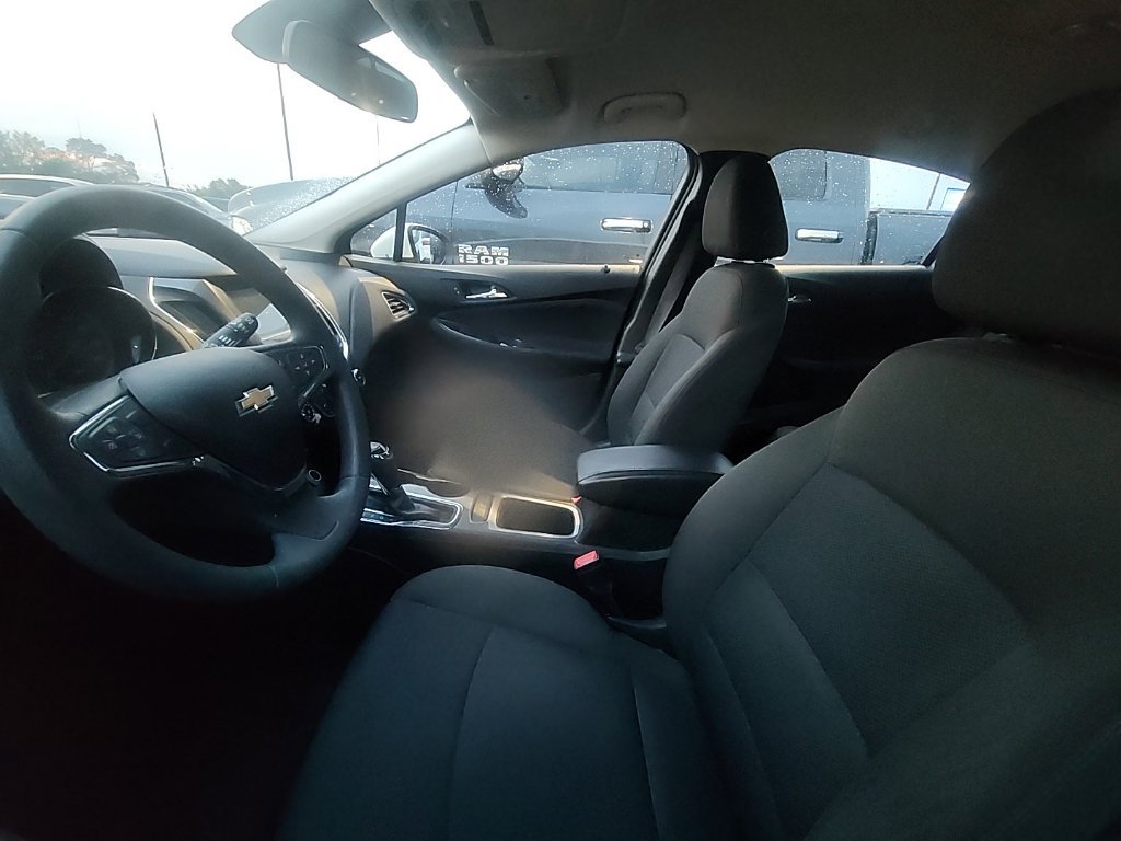 Used 2018 Chevrolet Cruze LT w/ Convenience Package FWD image 3