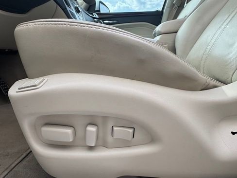 Used 2011 Cadillac SRX Premium image 16