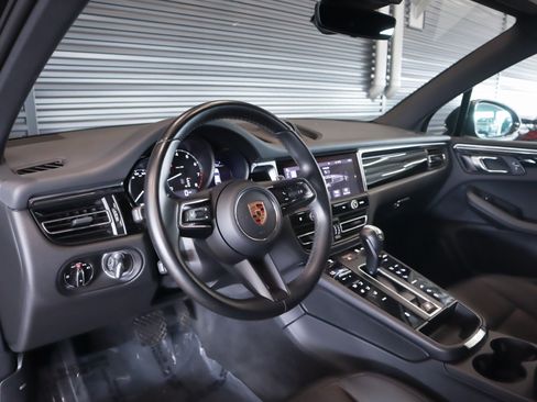 Certified 2024 Porsche Macan AWD/4WD image 4