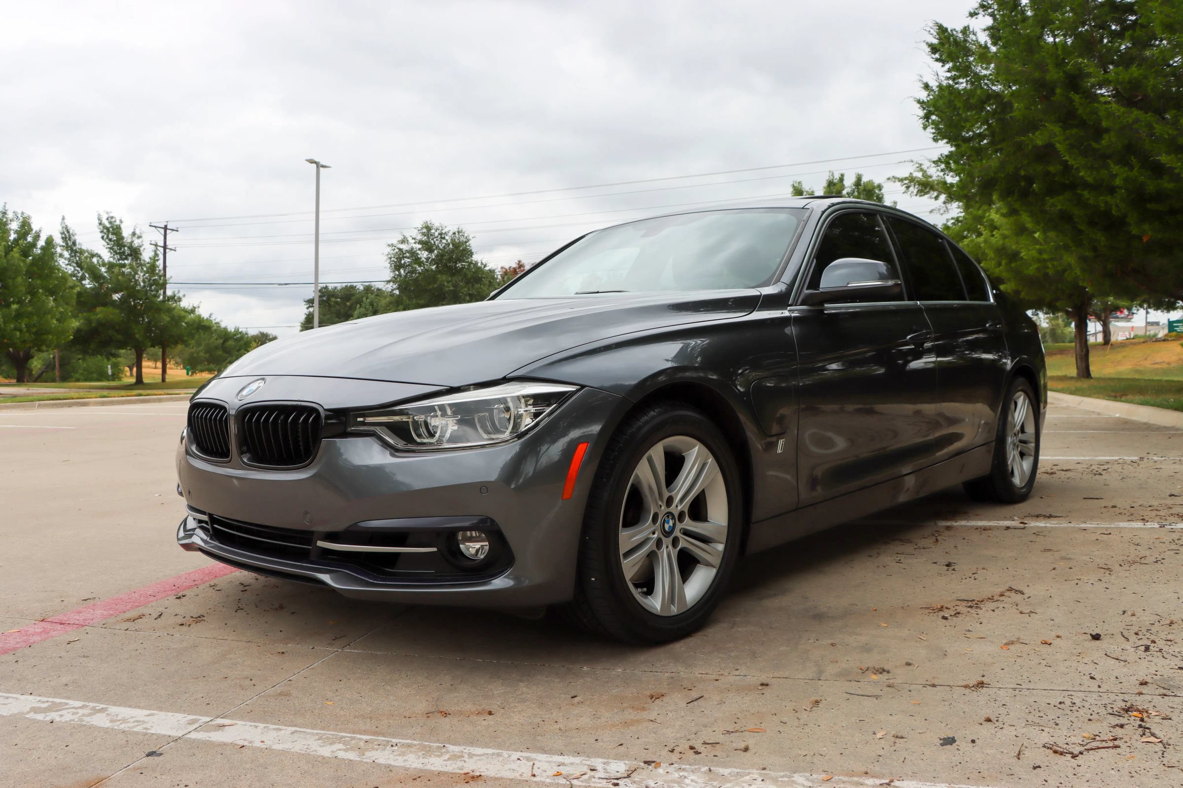 Used 2018 BMW 330e w/ Premium Package RWD image 3