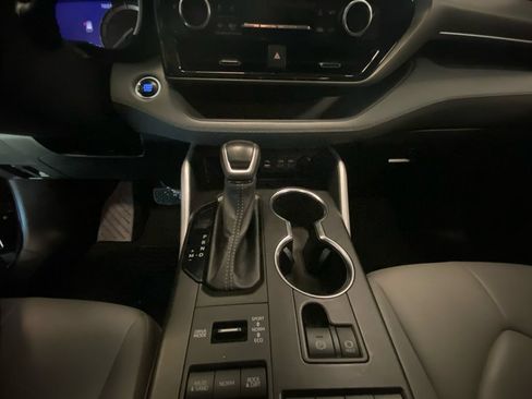 Used 2022 Toyota Highlander XLE AWD/4WD image 11