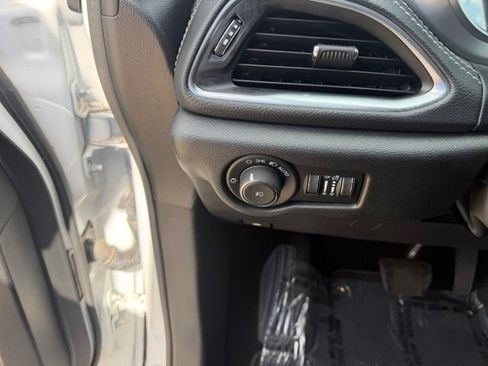 Used 2025 Chrysler Pacifica Limited FWD image 20