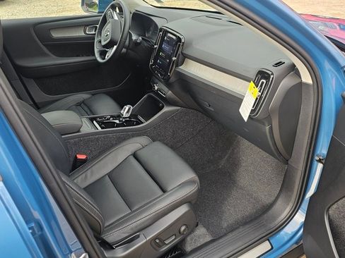 Certified 2025 Volvo XC40 B5 Ultra w/ Climate Package image 12