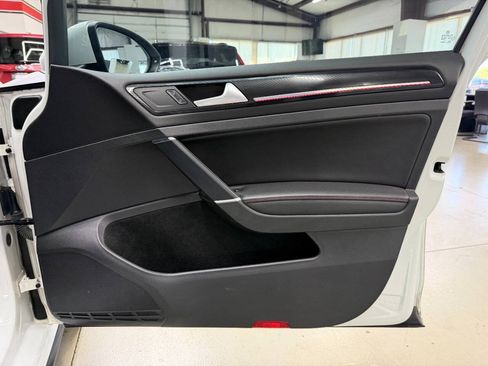 Used 2015 Volkswagen Golf 4-Door FWD image 17