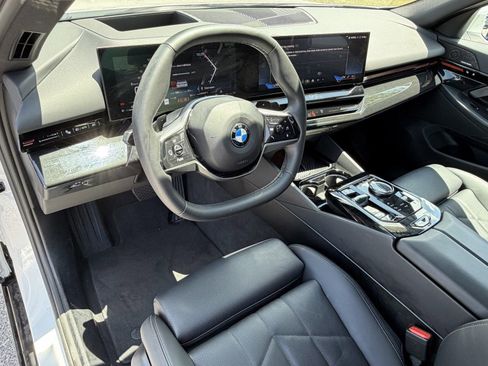 Certified 2025 BMW 530i RWD image 21