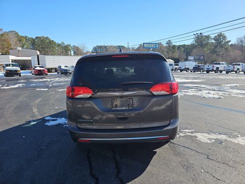 Used 2017 Chrysler Pacifica Touring-L image 4