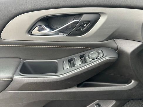 Used 2020 Chevrolet Traverse LT w/ LT Premium Package image 11