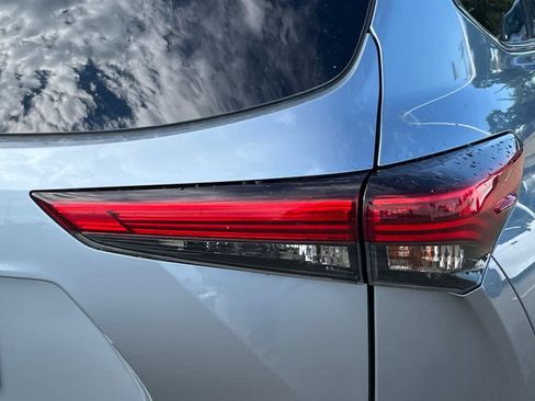 Used 2021 Toyota Highlander XLE AWD/4WD image 18