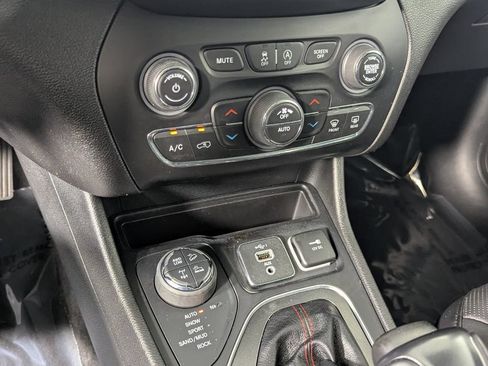 Used 2021 Jeep Cherokee Trailhawk w/ Sun, Sound & Nav Group AWD/4WD image 23