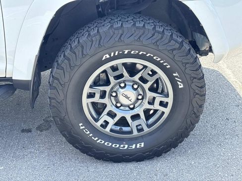 Used 2020 Toyota 4Runner TRD Off-Road Premium w/ Moonroof Package AWD/4WD image 10