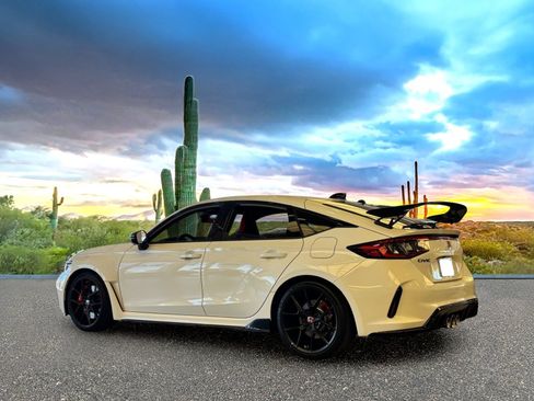 Used 2025 Honda Civic Type R image 3