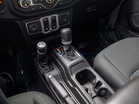 Used 2019 Jeep Wrangler Sport AWD/4WD image 13