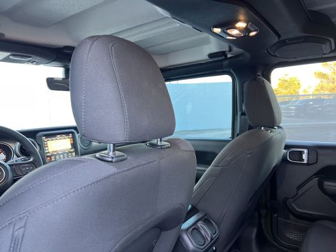 Used 2023 Jeep Gladiator Willys image 18