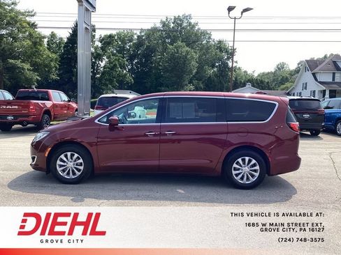 Used 2019 Chrysler Pacifica Touring Plus w/ Cold Weather Group FWD image 4