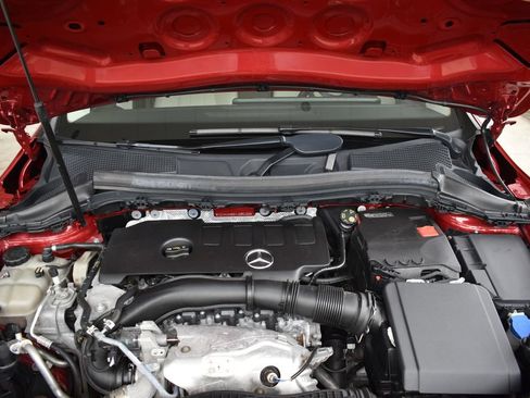 Used 2021 Mercedes-Benz GLA 250 4MATIC w/ Premium Package image 13