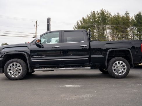 Used 2019 GMC Sierra 2500 Denali w/ Suspension Package, Off-Road image 3