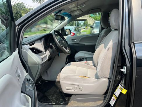 Used 2017 Toyota Sienna LE FWD image 27