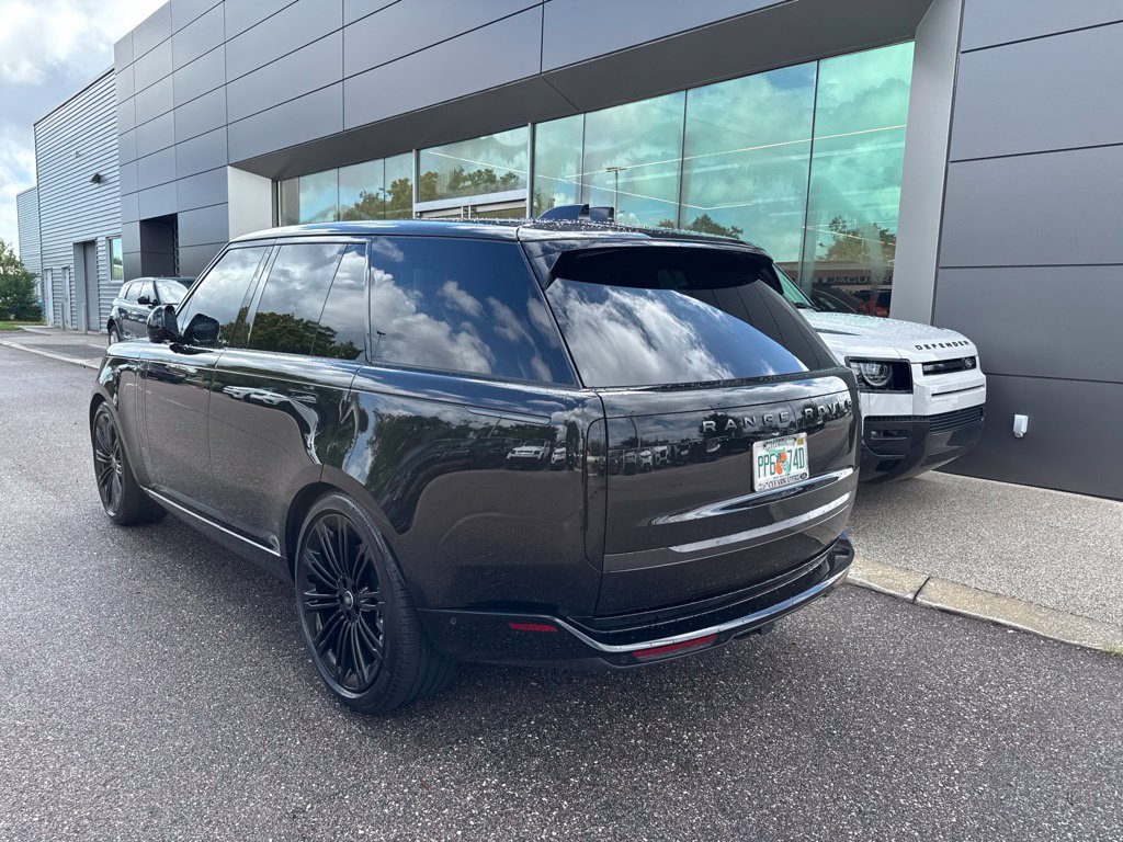 Used 2025 Land Rover Range Rover SE AWD/4WD image 4