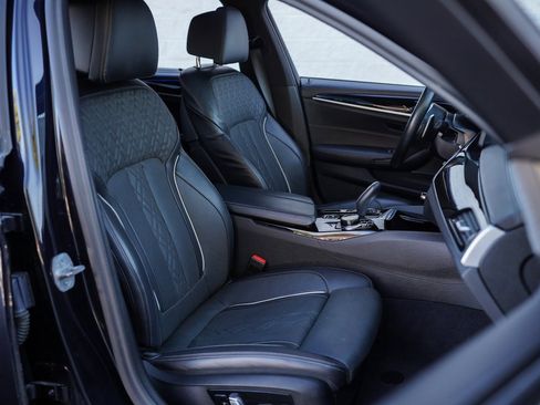 Used 2023 BMW M550i xDrive w/ Dynamic Handling Package image 23