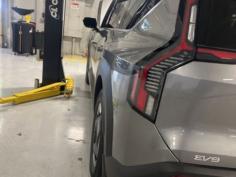 Certified 2024 Kia EV9 Wind AWD/4WD image 1