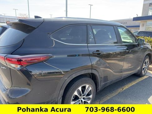 Used 2025 Toyota Highlander XLE image 3