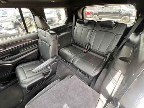 Used 2023 Jeep Grand Cherokee L Overland w/ Luxury Tech Group IV AWD/4WD image 18
