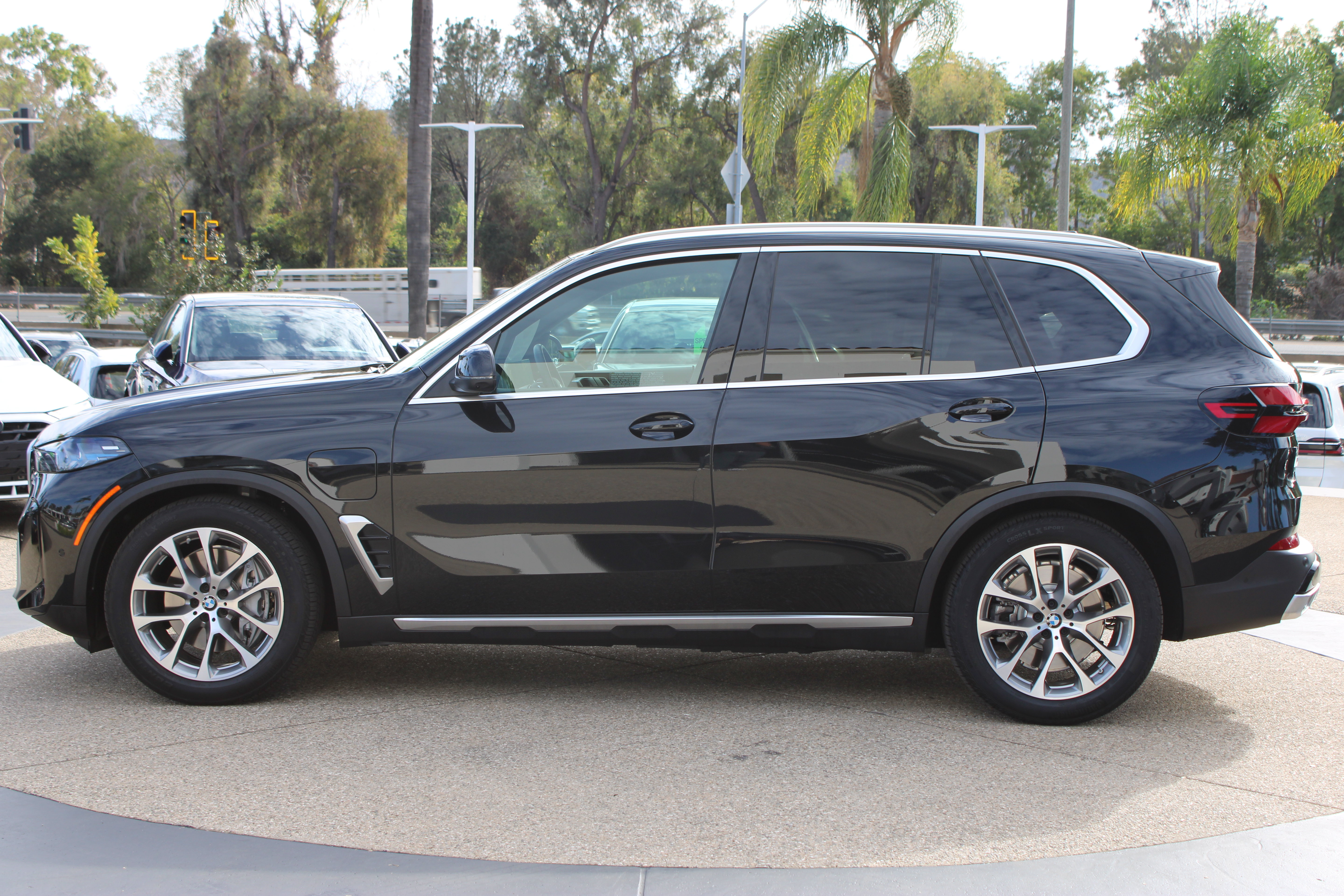 Used 2026 BMW X5 xDrive50e w/ Parking Assistance Package AWD/4WD image 2