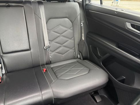 Used 2025 Volkswagen Atlas Cross Sport SE image 33