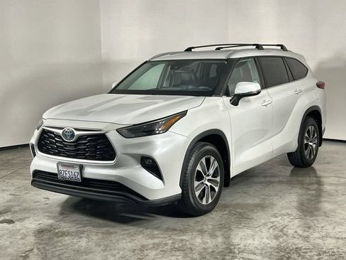 Used 2022 Toyota Highlander XLE AWD/4WD image 4