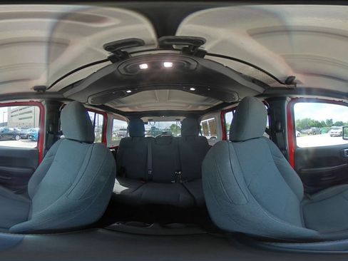 Used 2025 Jeep Wrangler Sahara image 42