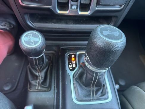 Used 2020 Jeep Wrangler Unlimited Sahara w/ Uconnect 4C Nav & Sound Group AWD/4WD image 25